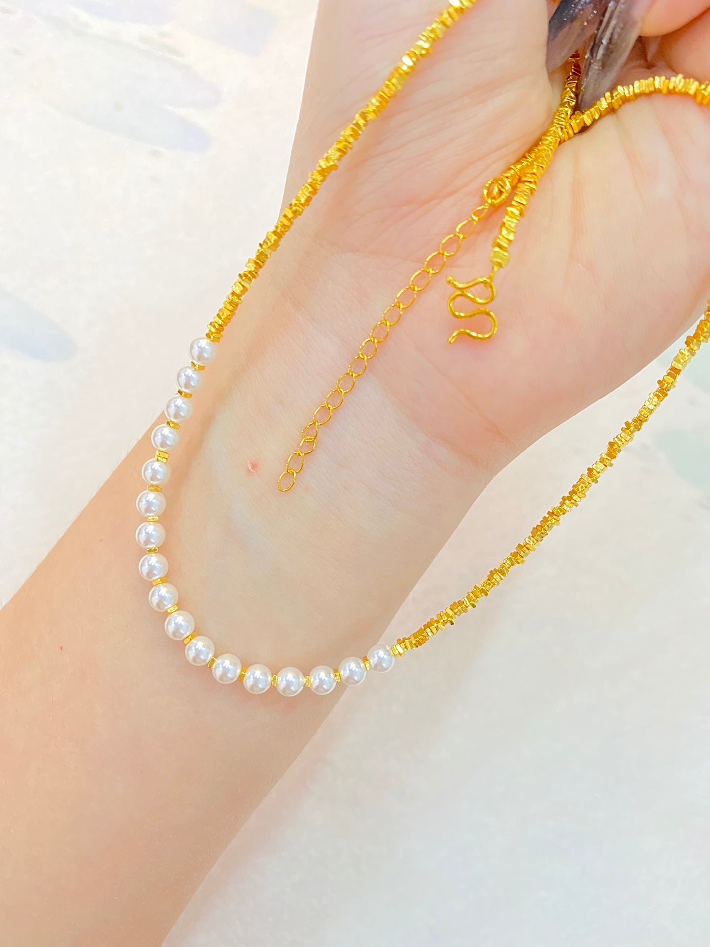 Shiny golden small pearl necklace