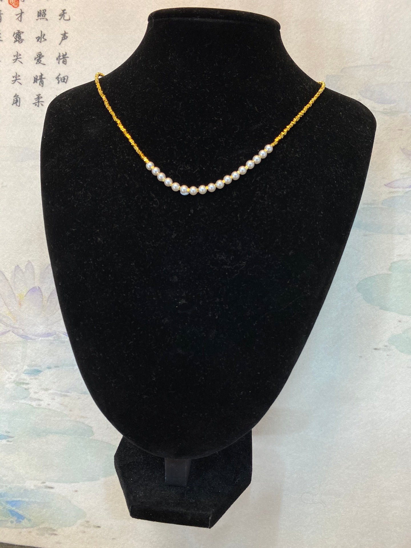 Shiny golden small pearl necklace