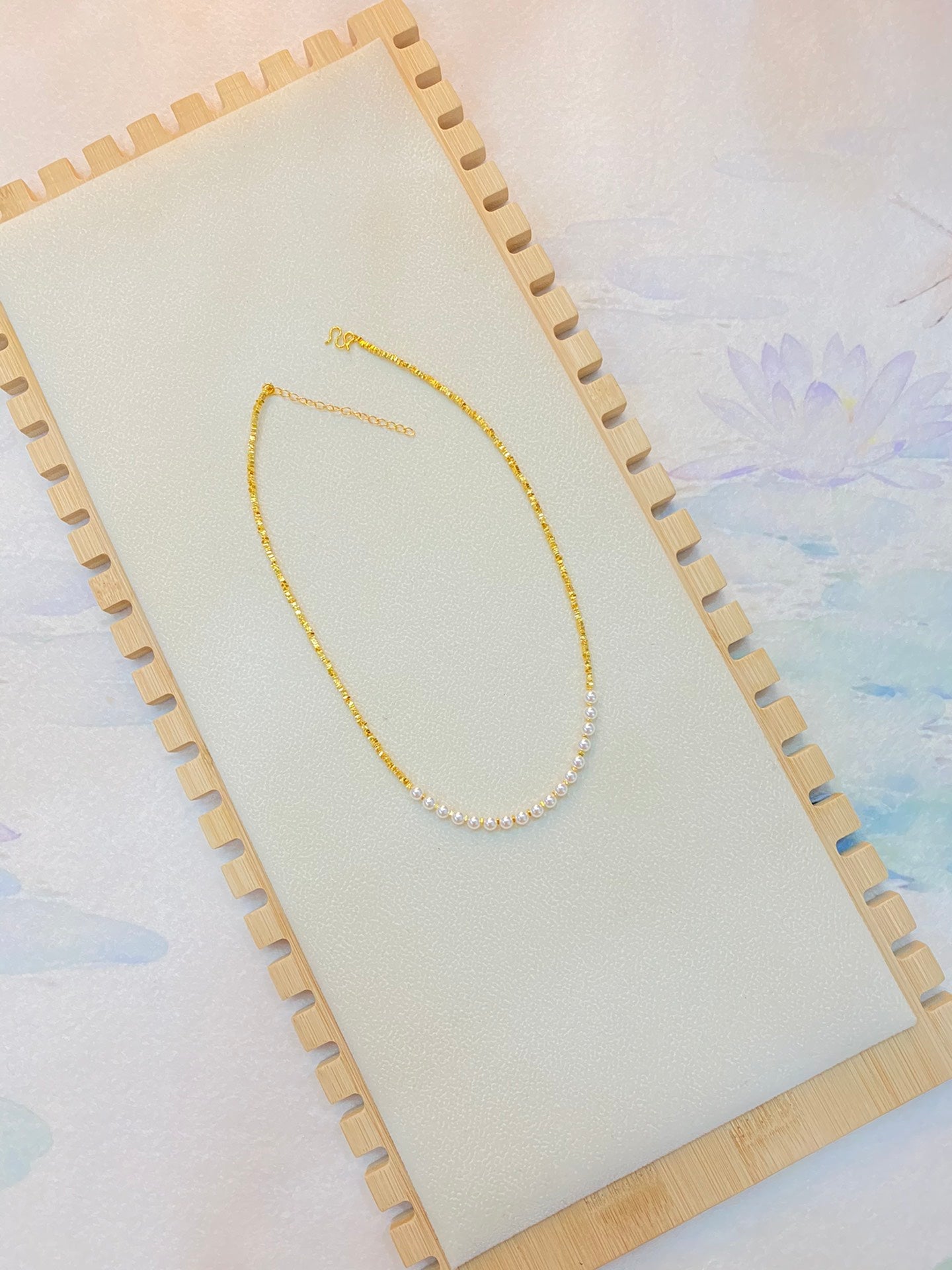 Shiny golden small pearl necklace