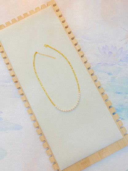 Shiny golden small pearl necklace