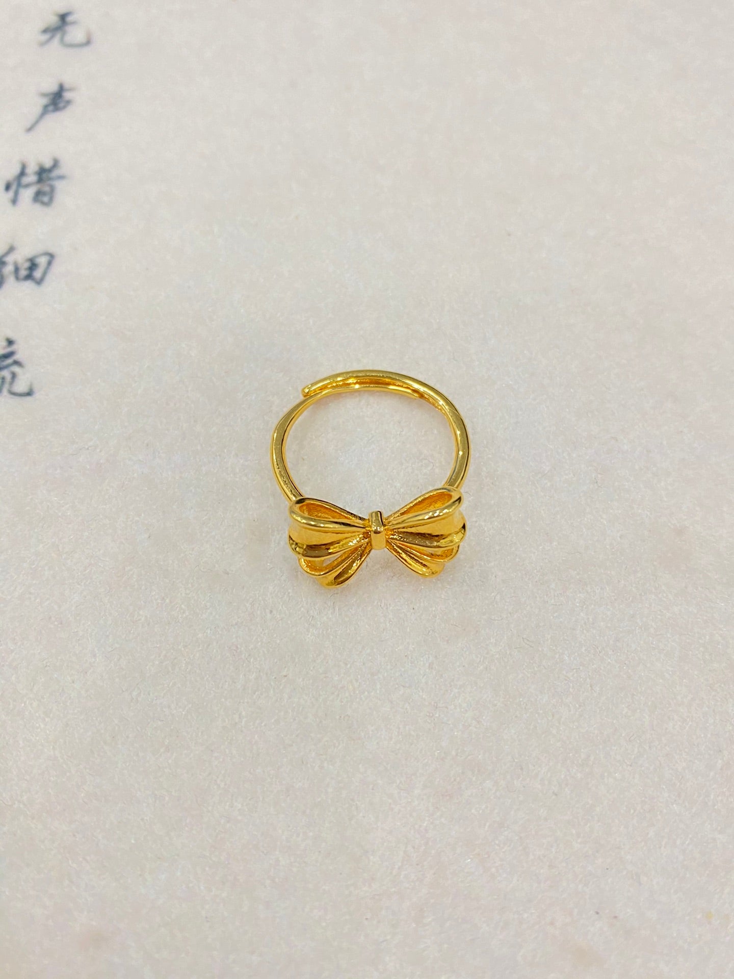 Bright bow ring