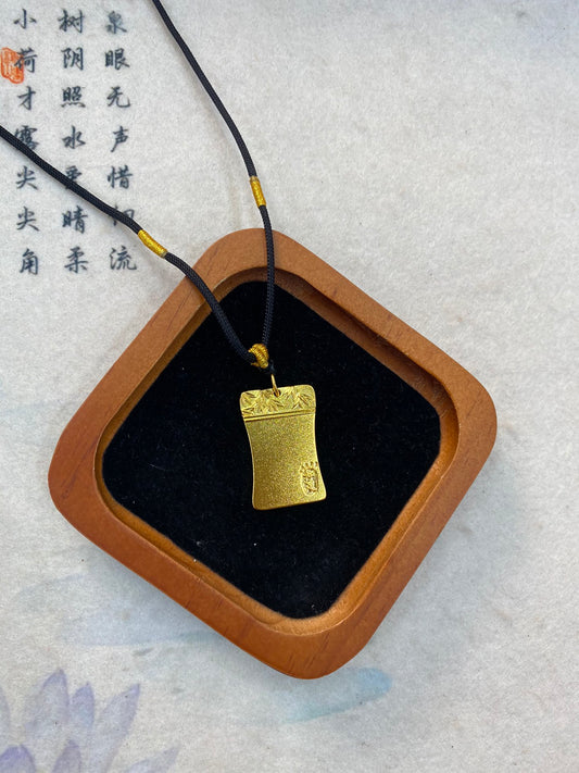 Satisfaction brings happiness pendant